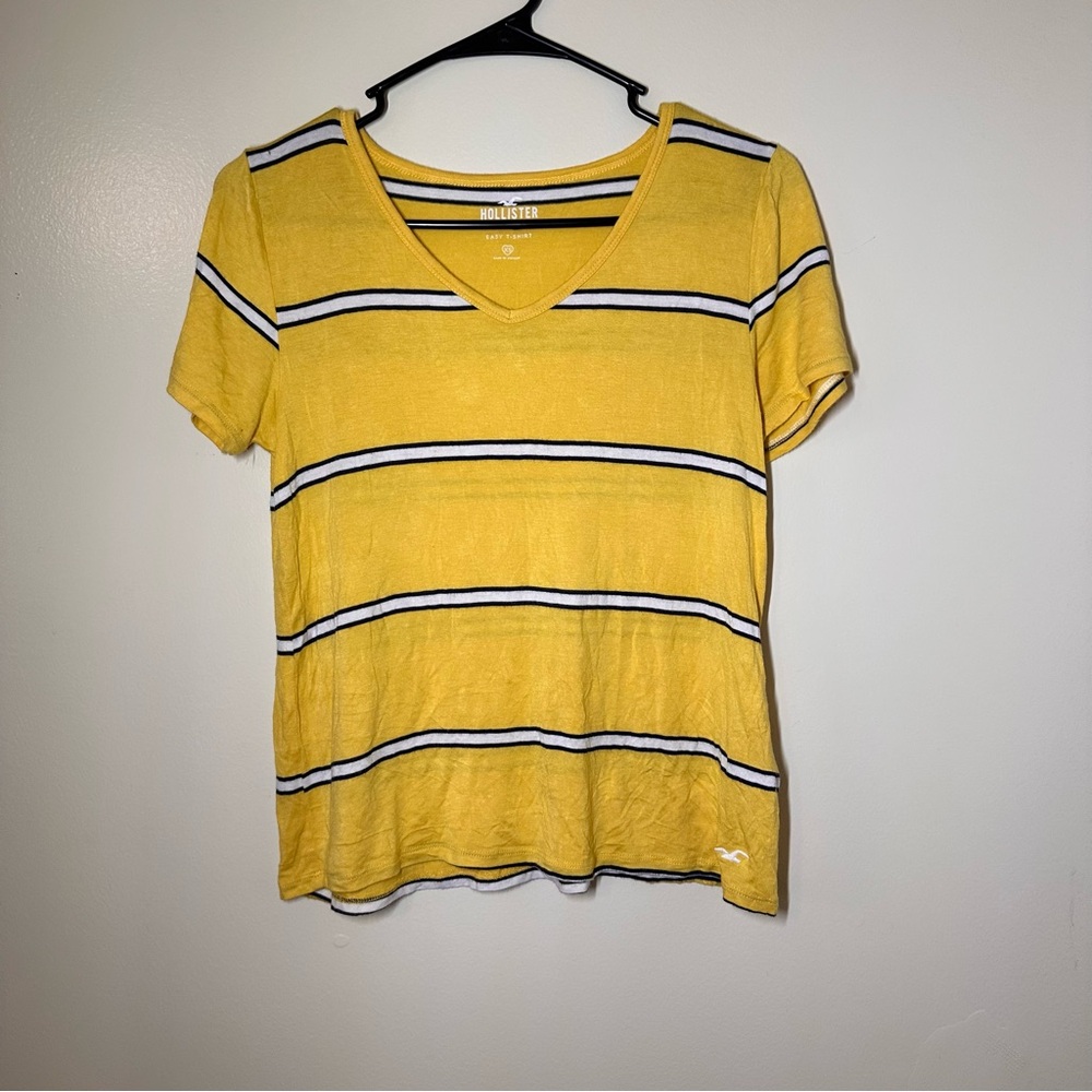 Hollister Women's Yellow and Black Striped Tee
